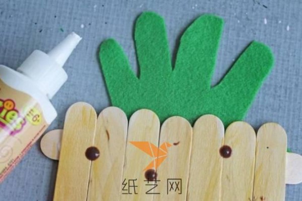 Children’s handicraft tutorial on how to make cute little pineapples from waste ice cream sticks