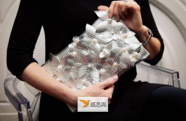 Illustration of how to make a beautiful clutch bag by hand using aluminum foil moisture-proof pad