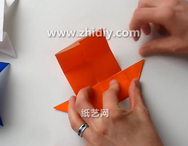 Video tutorial on how to fold an origami table for children