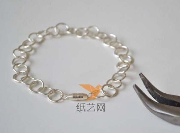 Simple handwoven metal chain bracelet making tutorial