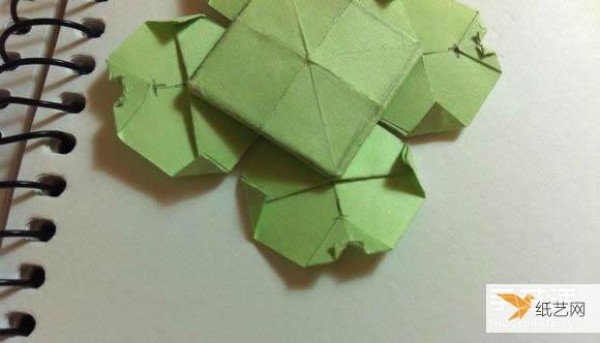 Illustration of how to fold a very creative four-leaf clover using a piece of paper