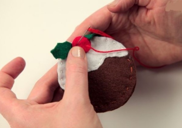 Illustrated tutorial for making small handmade Christmas decorations made of non-woven fabrics