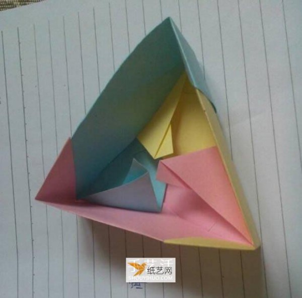 Illustrated tutorial on how to fold a triangular paper box with lid