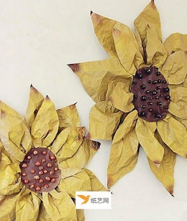 Children use simple kraft paper to make sunflowers by hand