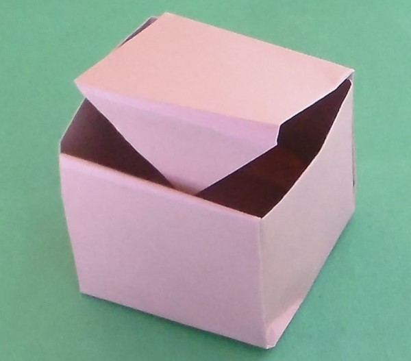 Tutorial on how to make a simple origami small box with lid