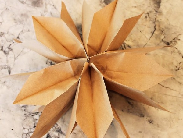 Tutorial on how to make exquisite handmade origami star pendants from kraft paper bags