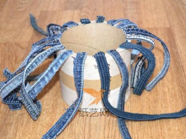 Tutorial on how to transform old jeans into beautiful pen holders