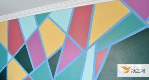 Hand-painted wall paintings that look very simple and personalized can be easily done with good tape paper