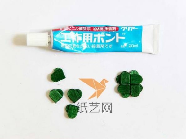 Tutorial on making a beautiful four-leaf clover necklace from waste popsicle sticks