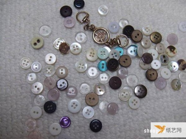 Use buttons to make personalized bracelets and necklaces that children like