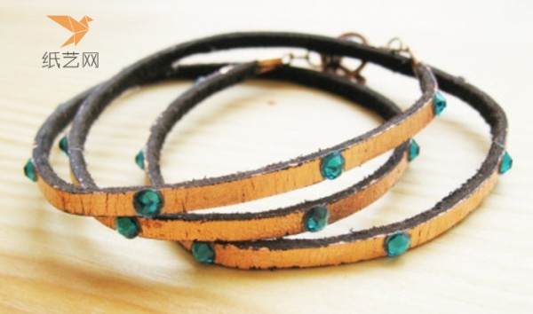 Tutorial on turning waste into treasure: turning waste belts into beaded decorative leather bracelets