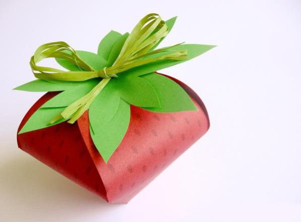 Tutorial on how to make cute strawberry-shaped Christmas gift packaging