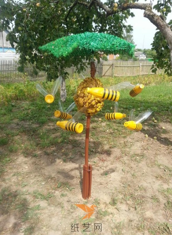 Tutorial on how to make a little bee from a handmade beverage bottle for Children’s Day