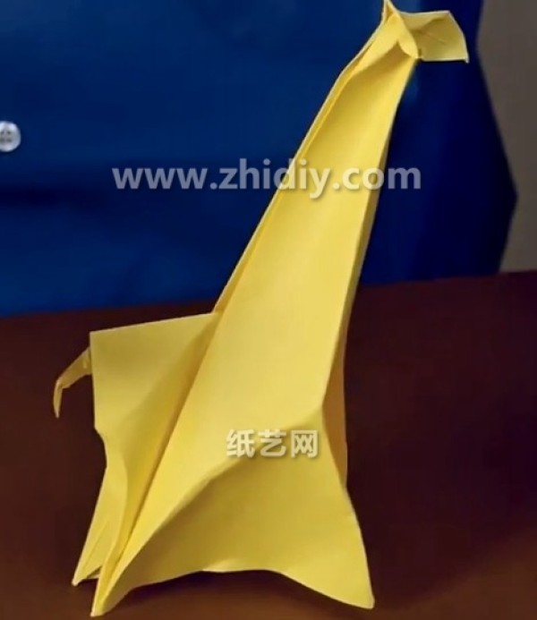 Origami video tutorial of three-dimensional paper sculpture effect giraffe