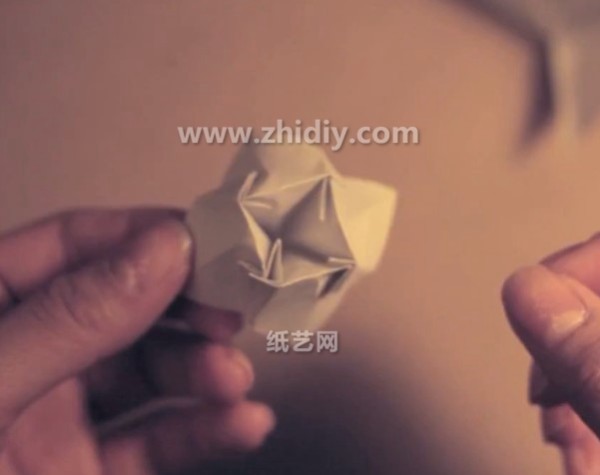 Tutorial on how to make simple origami flowers by hand