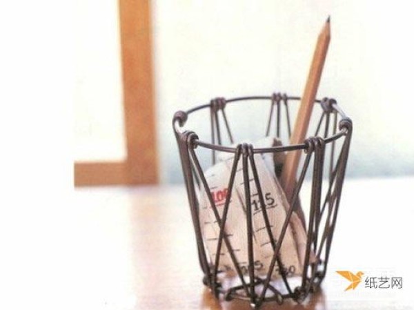 A step-by-step tutorial on how to make a very personalized aluminum wire pen holder