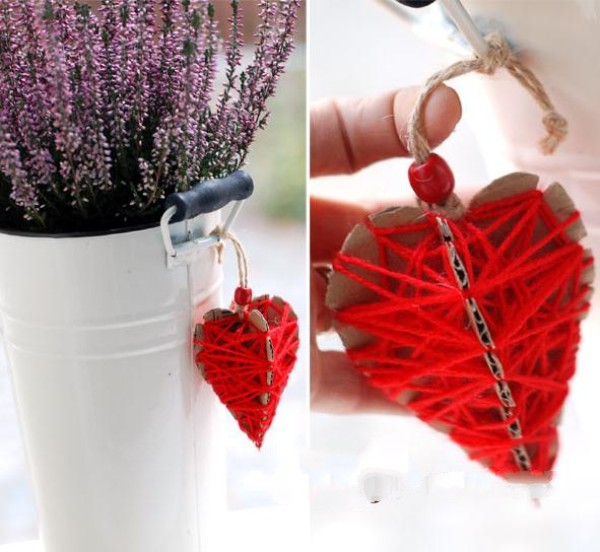 Simple yarn knitting heart-shaped Valentines Day decoration tutorial