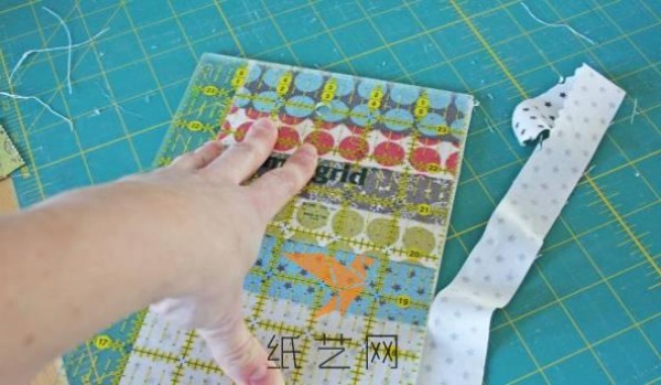 Tutorial on making small decorative flags for Mid-Autumn Festival