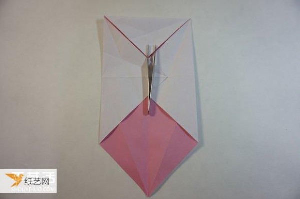 Illustrated step-by-step tutorial for girls using origami to fold something that looks complicated