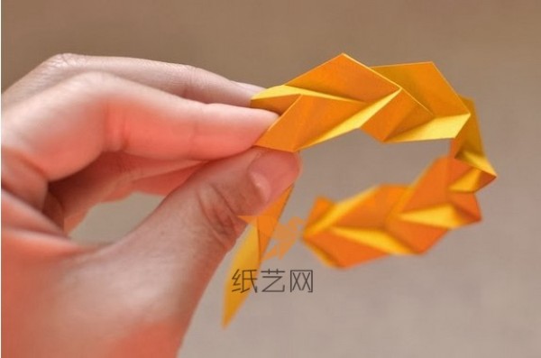 Illustrated tutorial for making an origami bracelet