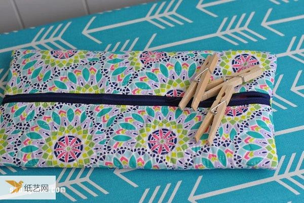 Tutorial on how to make a patchwork-style zipper bag that can be used as a cosmetic bag, pencil case or tool bag