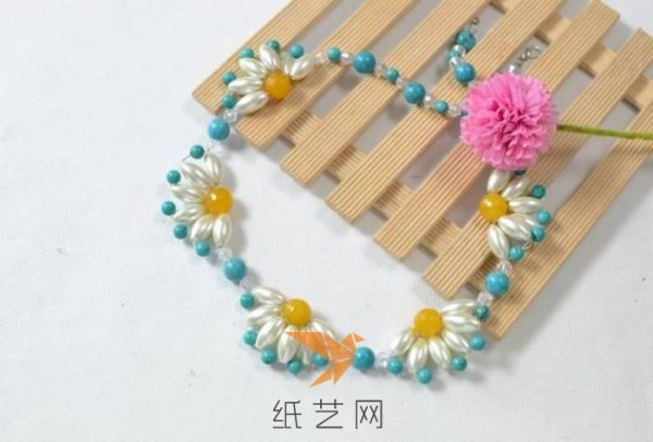 Tutorial on how to make a stunning beaded daisy necklace for Christmas gifts