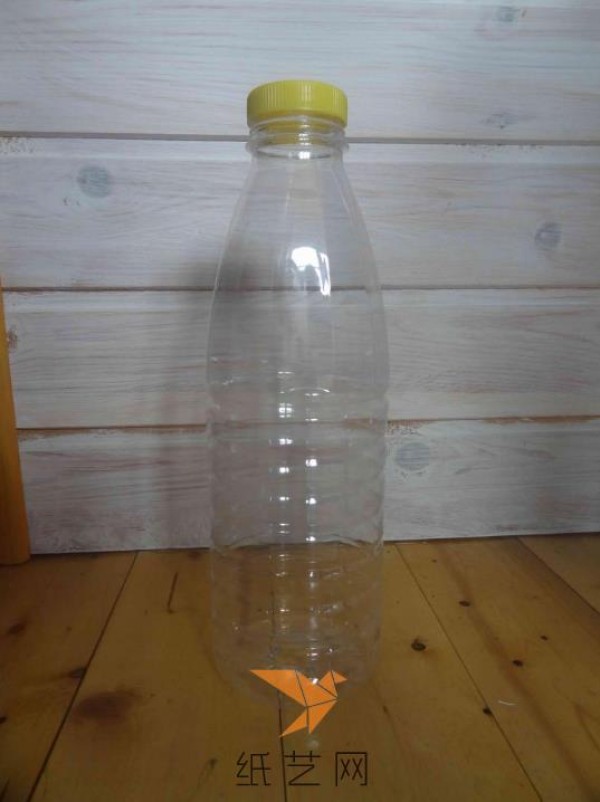 Tutorial on how to make a little bee from a handmade beverage bottle for Children’s Day