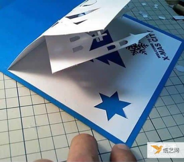 An illustration of how to make a very creative Christmas three-dimensional greeting card