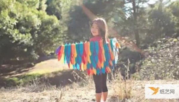 Tutorial on how to make colorful children’s feather wings using cardboard