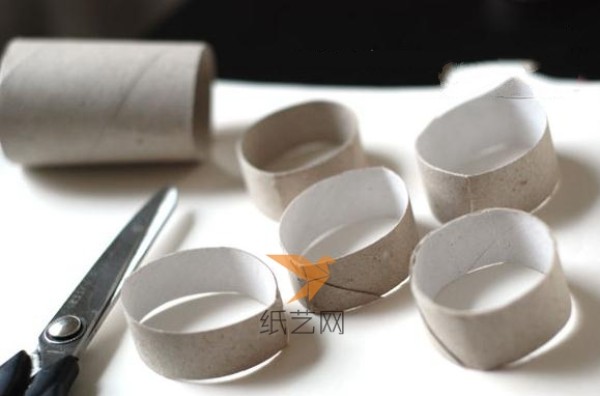 Tutorial on using toilet paper tube waste to make children’s handmade Olympic rings