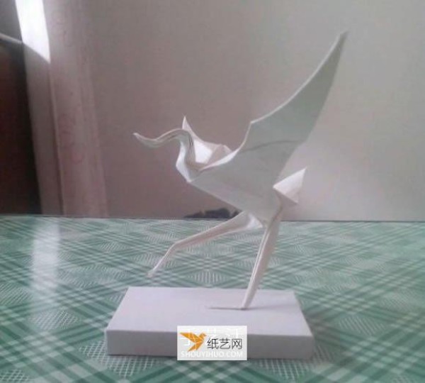 Illustrated tutorial for hand-folding a beautiful three-dimensional crane dance