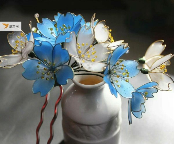 A piece of iron wire and a small box of flower-making liquid can make crystal clear flowers.