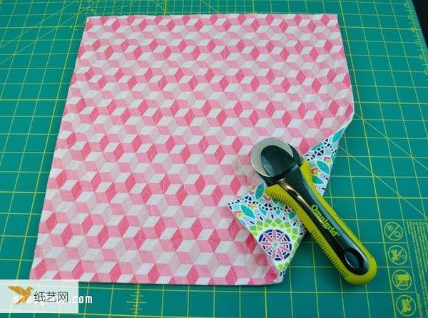 Tutorial on how to make a patchwork-style zipper bag that can be used as a cosmetic bag, pencil case or tool bag