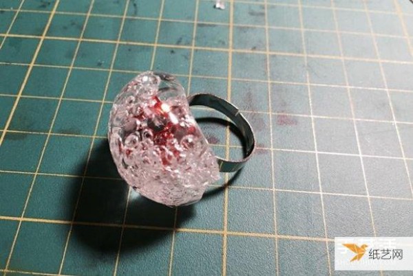 A very creative work of turning waste into treasure, using dried glue to make a handmade ring