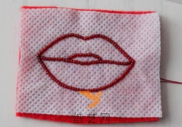 Tutorial on how to decorate a Valentine’s Day gift with red lip beads