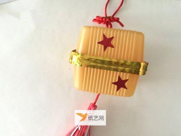 Tutorial on making handmade lanterns from mooncake boxes