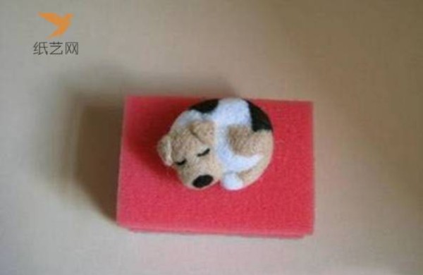 Wool felt tutorial Anjingjing teaches you how to make those cute sleeping wool felt dogs.