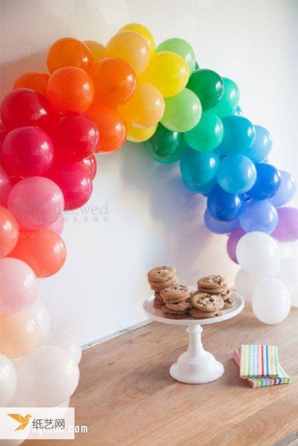 Use balloons to match colors to create a beautiful rainbow door