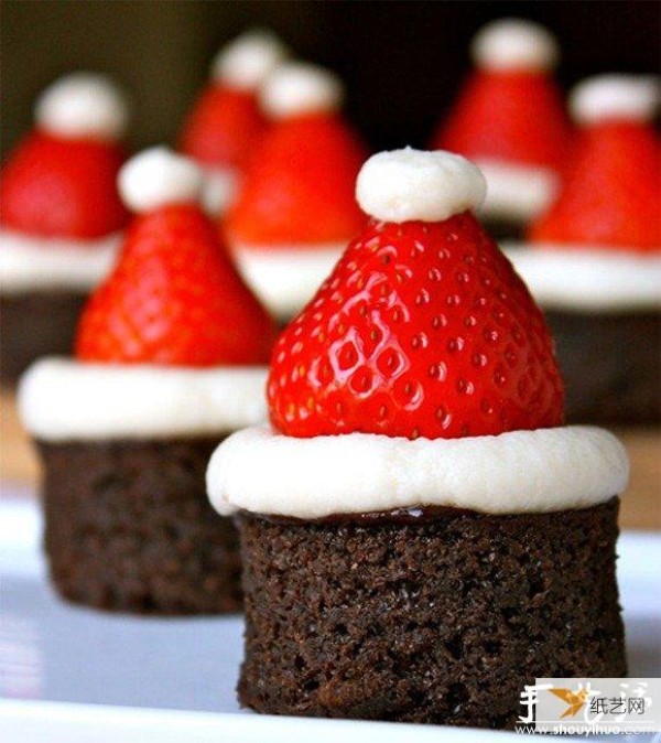 A special and fun little dessert - make strawberries into Christmas hats