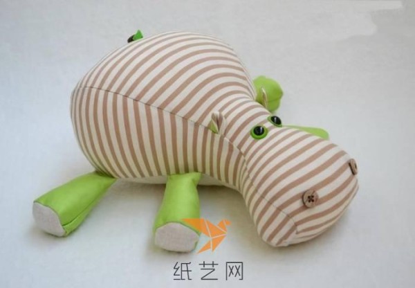 Tutorial on making a fabric doll hippopotamus birthday gift