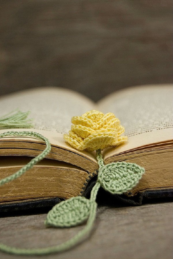 A slightly crocheted bookmark, a heart-warming gift in winter!