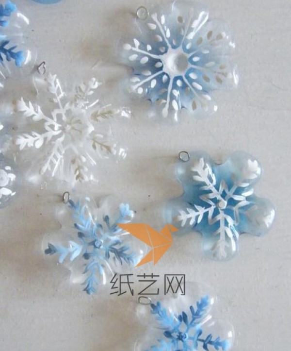 Tutorial on using waste beverage bottles to make snowflake Christmas tree decorations