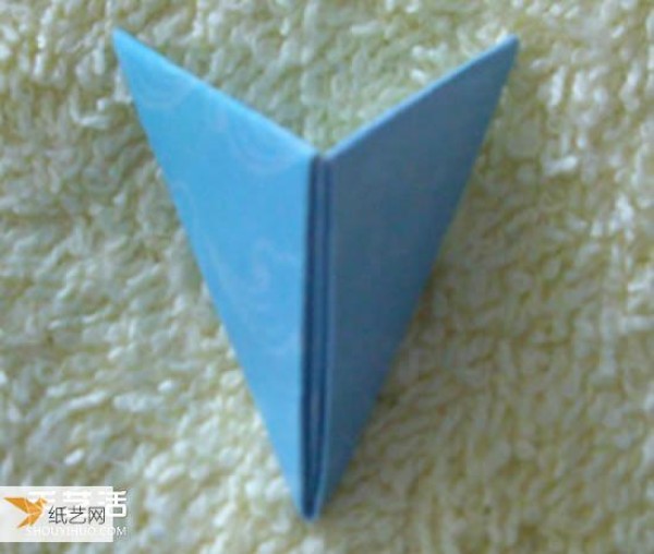 Illustration of the steps to make a pen holder using a triangle insert