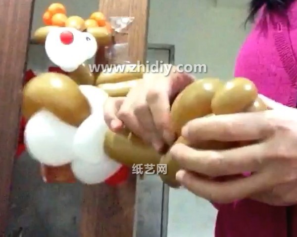 Tutorial on how to make a Christmas balloon-shaped reindeer