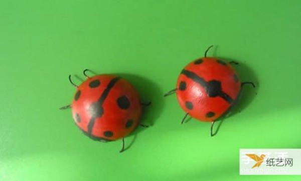 A simple craft method for young children to use table tennis balls to make seven-star ladybugs