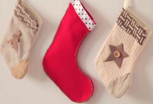 Illustrated tutorial for making hand-decorated non-woven Christmas stockings