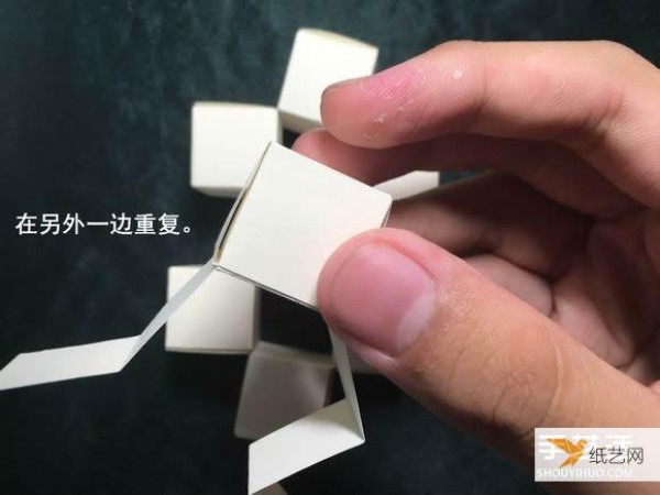 Illustrated tutorial on how to use origami to fold dancing block toys