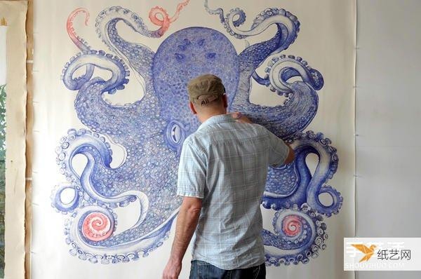 It took a year to draw a realistic and domineering giant octopus using a ballpoint pen.