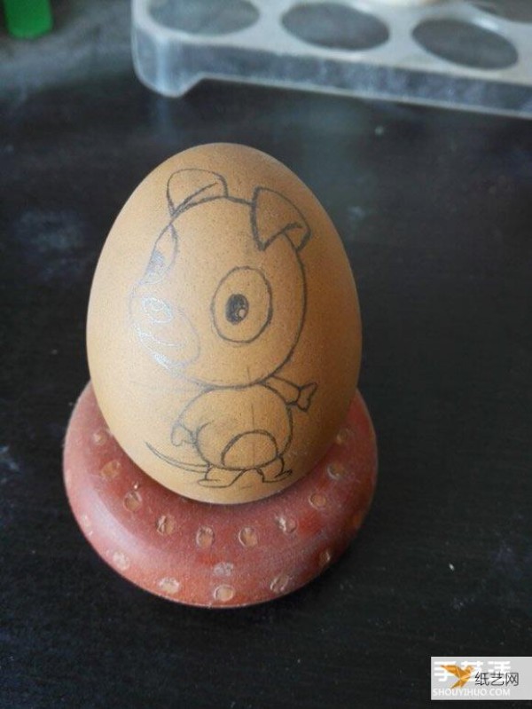 A very simple illustrated tutorial on how to make basic egg carvings by hand