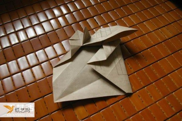 Illustrated tutorial for folding the massive Mabona Rhino using some simple origami